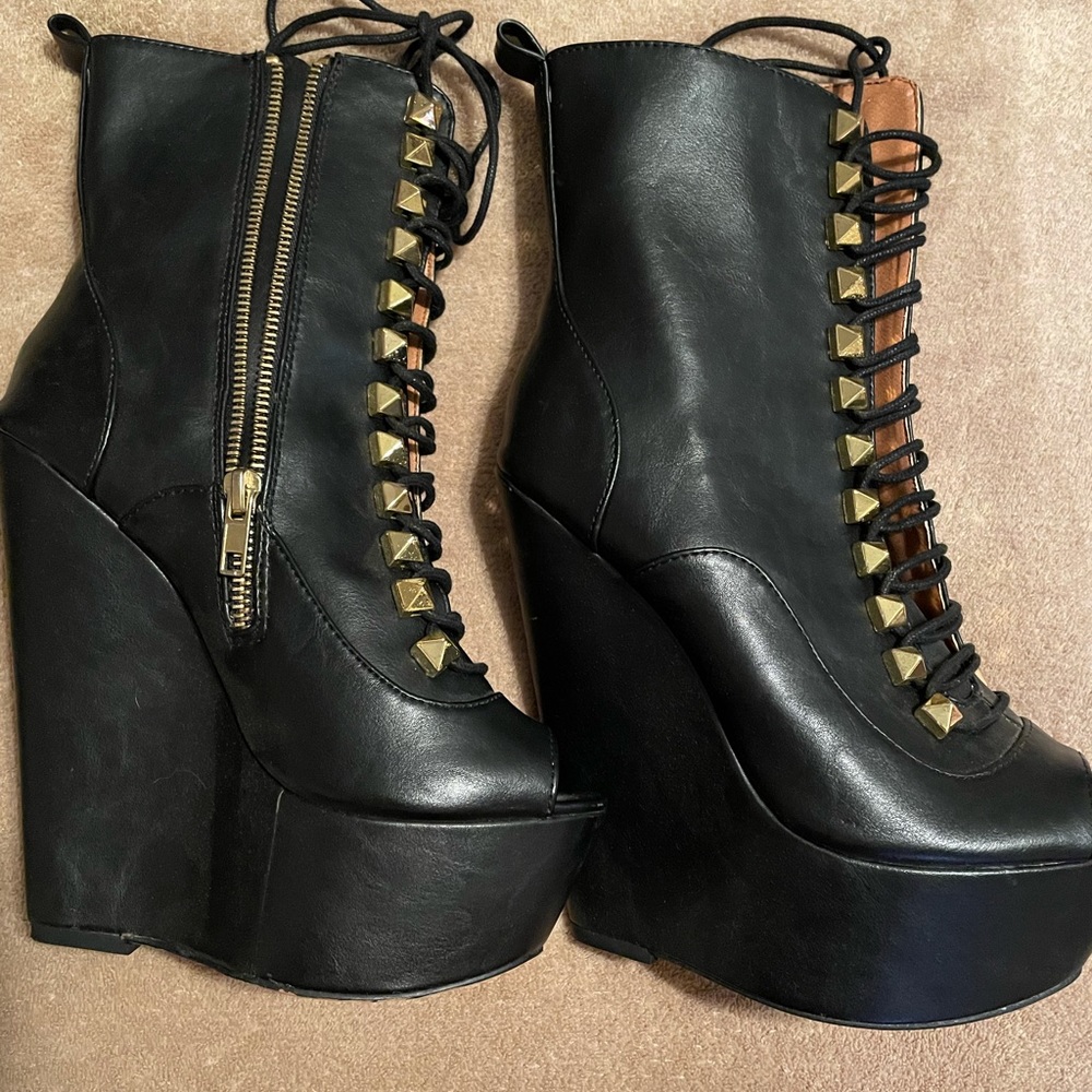 Open toed wedges
